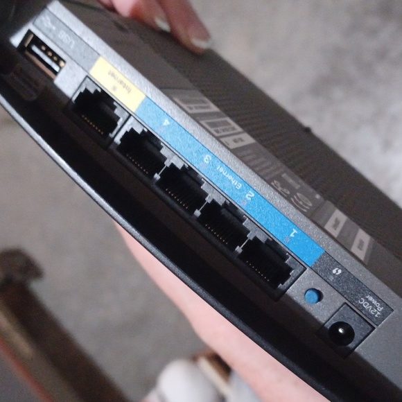 Linksys black router EA6100 - Picture 4 of 4